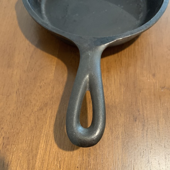 Vintage Cast Iron Skillet SK 3 Notch Dual Spout - Picture 4 of 12
